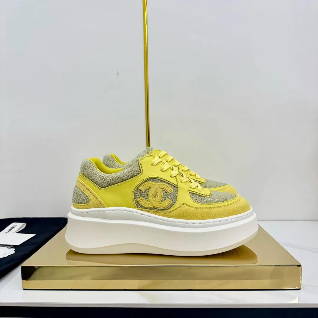 👟👟Ex-factory price 680👟👟 Upgraded version, upgraded version, upgraded version! No rebuttal accepted! ! ! ! Chanel Chanel panda shoes! 2025 counter's top casual sports shoes. This classic design; the upper is electro-embroidered with a variety of techniques; the outsole is fashionable and sporty; the unusual inclusion of a variety of color matching elements... The diversified mix and match is very good-looking and versatile, and can be used for leisure, fashion, sports, and outdoor... ꫛꫀꪝ Go➫ Materials: ❶Upper made of: original imported first-layer silk cowhide + original waterproof cloth + original first-layer cowhide ❷Inner lining: Original Yangli+Net ❸Outsole based on: Original TPU combination outsole Counter boutique packaging complete set for women 35–41 👉 👉 👉 👉 👉 👉 👉